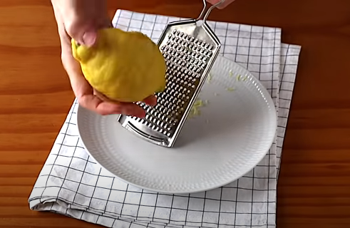 Rallando un limón