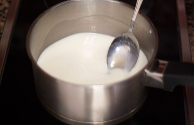 Calentando la leche con azúcar