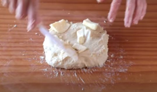 Integrando la mantequilla a la masa
