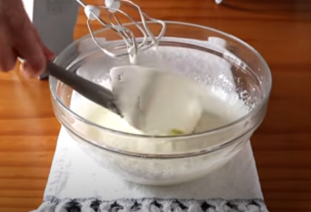 Integrando el queso crema con el yogurt