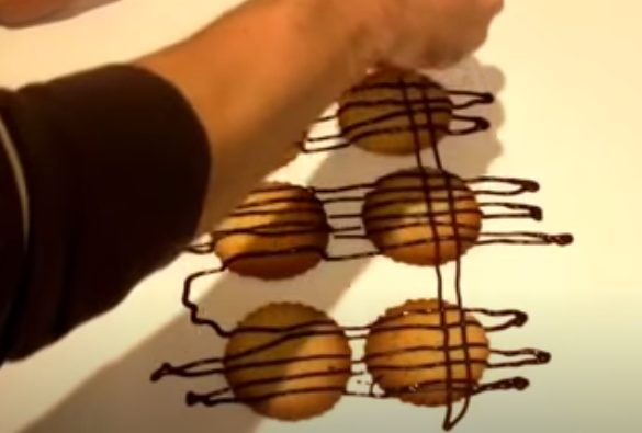 Pintando rallas de chocolate encima de las galletas