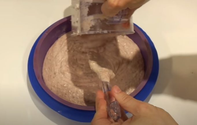 Rellenando el molde con la mezcla