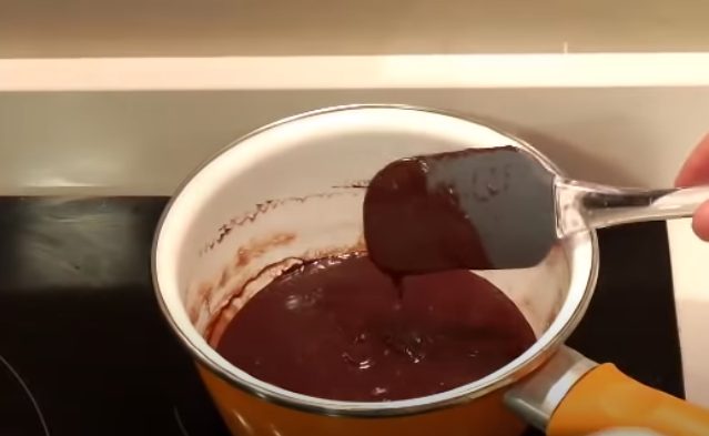 Remover el chocolate hasta tener una textura cremosa