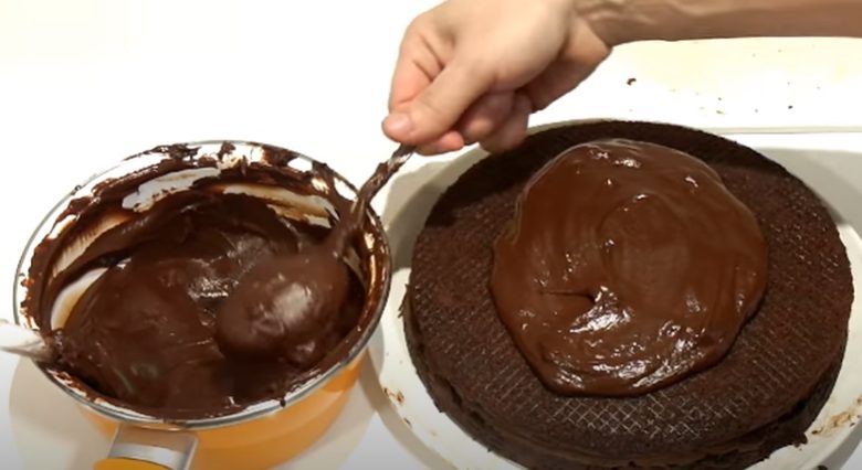 Untando el bizcocho con la crema de chocolate