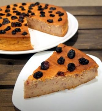 Pudín de pan y arándanos listo