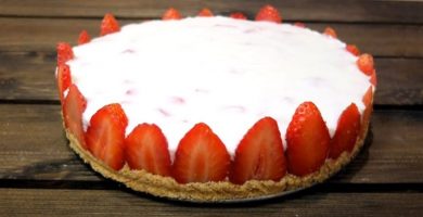 Tarta de yogur y fresas lista